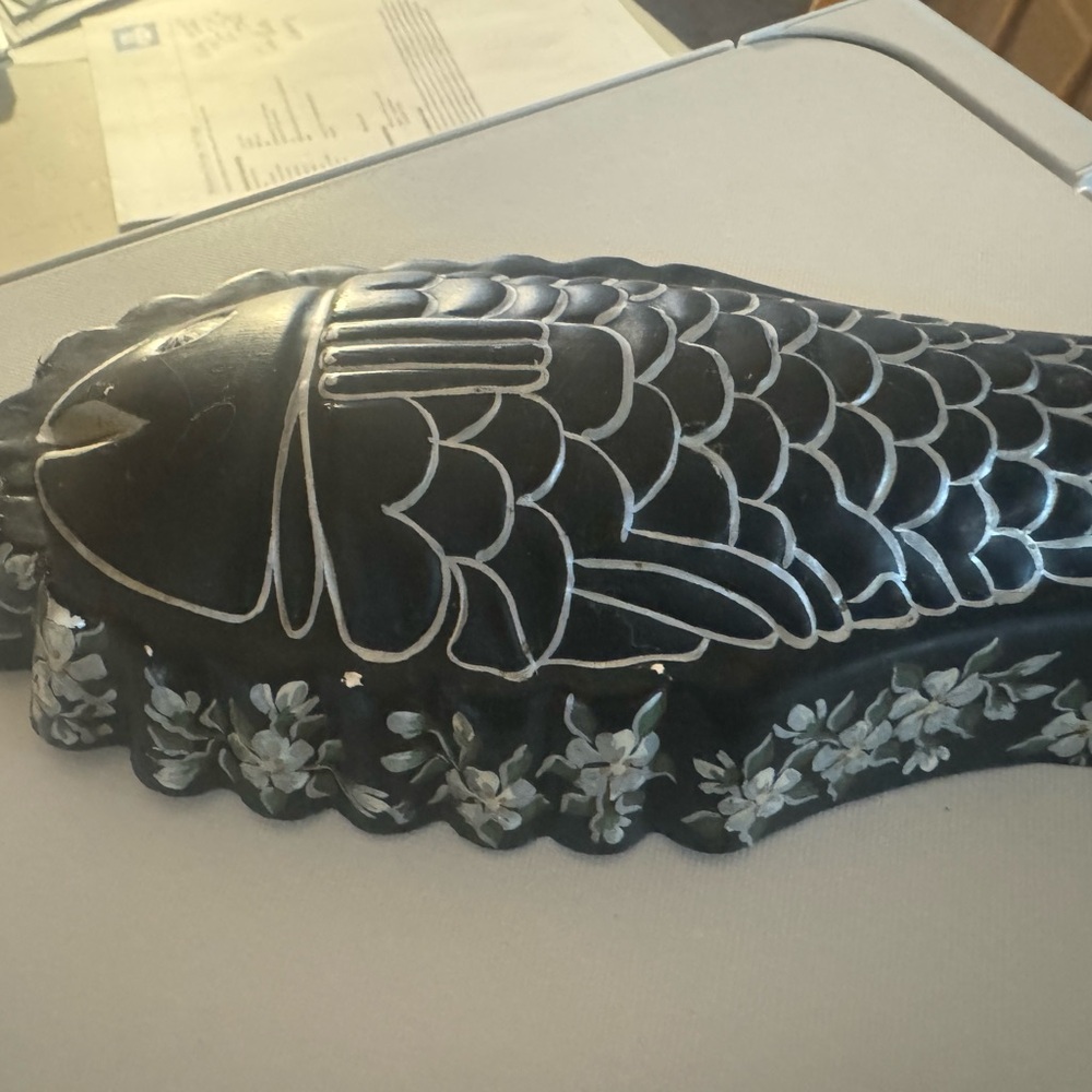 2 Piece Set of Black Tin Decorations, Hanging Painted with White Flowers. - Picture 6 of 16